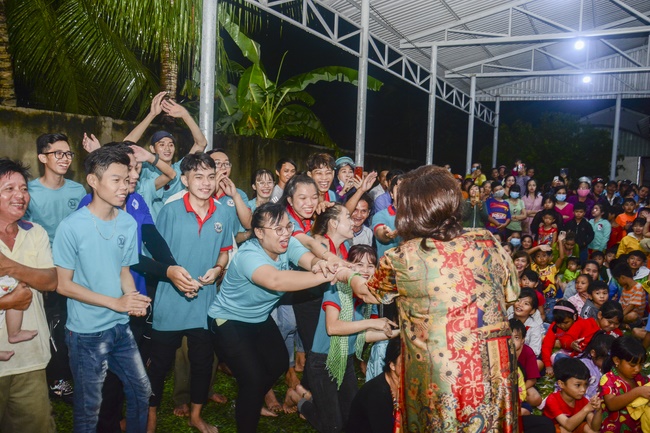 Offering gifts on Mid-Autumn Festival to Ben Tre and Tien Giang provinces