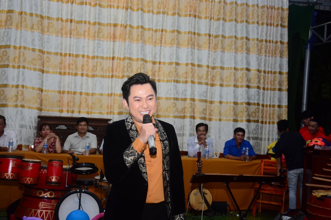 Offering gifts on Mid-Autumn Festival to Ben Tre and Tien Giang provinces