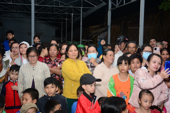 Offering gifts on Mid-Autumn Festival to Ben Tre and Tien Giang provinces