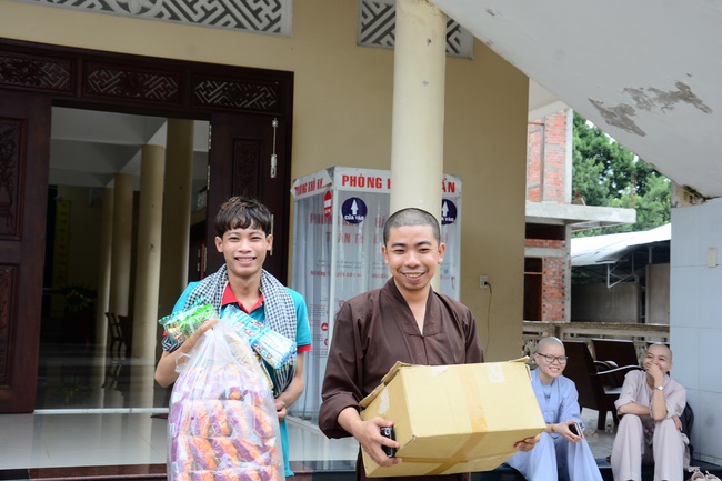 Offering gifts on Mid-Autumn Festival to Ben Tre and Tien Giang provinces