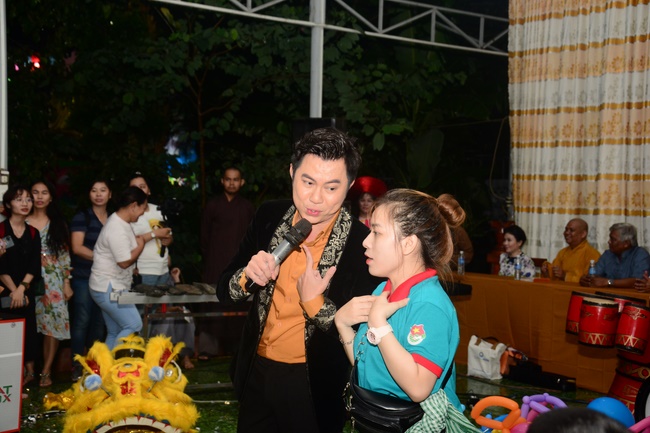 Offering gifts on Mid-Autumn Festival to Ben Tre and Tien Giang provinces