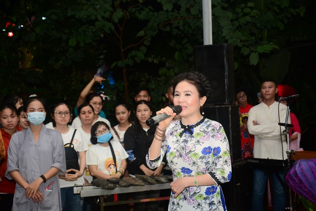 Offering gifts on Mid-Autumn Festival to Ben Tre and Tien Giang provinces