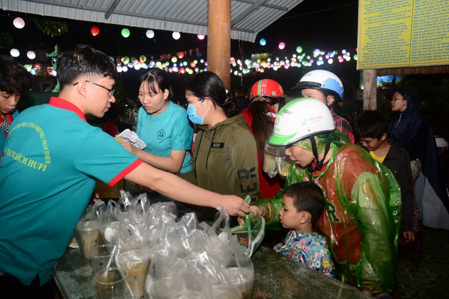 Offering gifts on Mid-Autumn Festival to Ben Tre and Tien Giang provinces