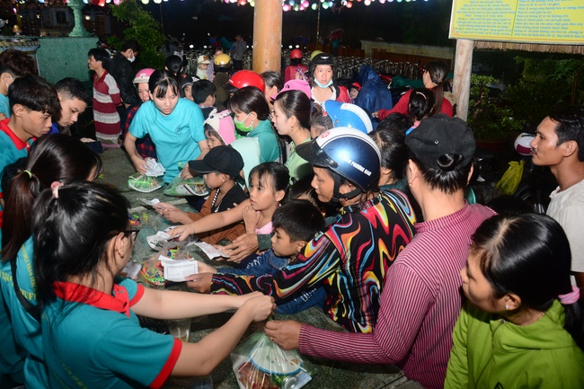 Offering gifts on Mid-Autumn Festival to Ben Tre and Tien Giang provinces