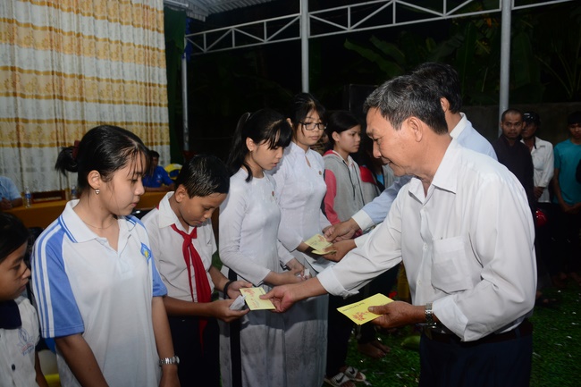 Offering gifts on Mid-Autumn Festival to Ben Tre and Tien Giang provinces