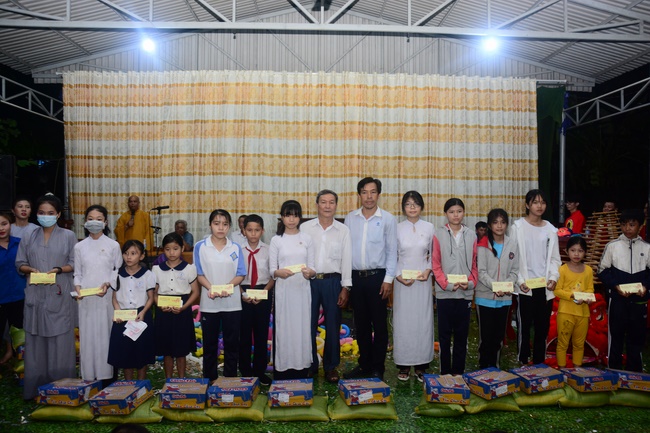 Offering gifts on Mid-Autumn Festival to Ben Tre and Tien Giang provinces