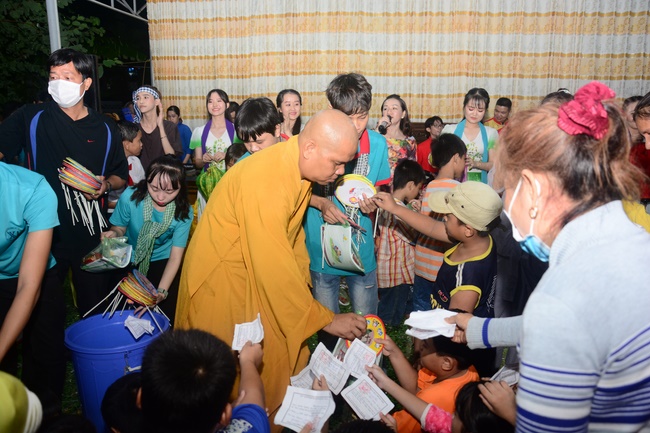 Offering gifts on Mid-Autumn Festival to Ben Tre and Tien Giang provinces