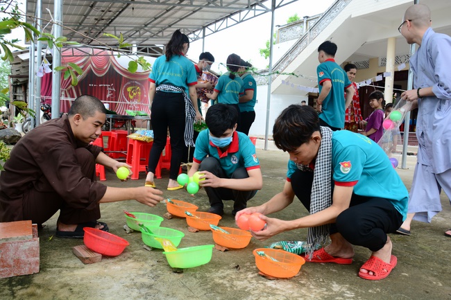 Offering gifts on Mid-Autumn Festival to Ben Tre and Tien Giang provinces