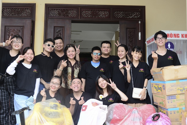 Offering gifts on Mid-Autumn Festival to Ben Tre and Tien Giang provinces