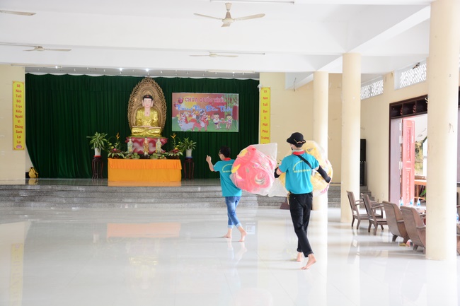 Offering gifts on Mid-Autumn Festival to Ben Tre and Tien Giang provinces