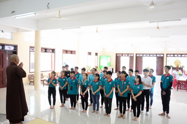 Offering gifts on Mid-Autumn Festival to Ben Tre and Tien Giang provinces