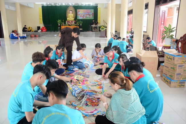 Offering gifts on Mid-Autumn Festival to Ben Tre and Tien Giang provinces