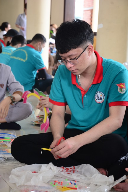 Offering gifts on Mid-Autumn Festival to Ben Tre and Tien Giang provinces