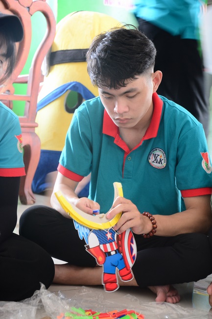 Offering gifts on Mid-Autumn Festival to Ben Tre and Tien Giang provinces