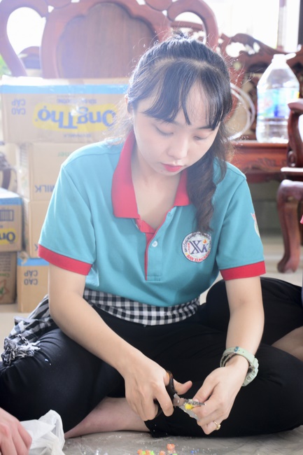 Offering gifts on Mid-Autumn Festival to Ben Tre and Tien Giang provinces