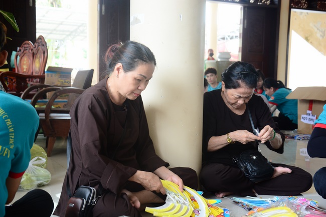 Offering gifts on Mid-Autumn Festival to Ben Tre and Tien Giang provinces