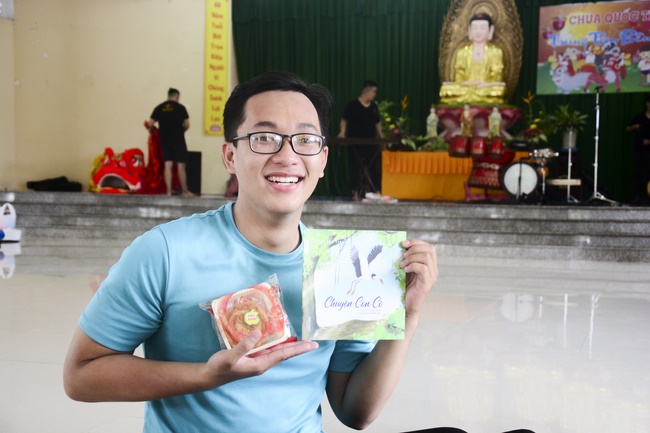 Offering gifts on Mid-Autumn Festival to Ben Tre and Tien Giang provinces