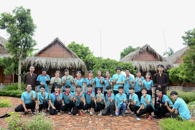 Offering gifts on Mid-Autumn Festival to Ben Tre and Tien Giang provinces