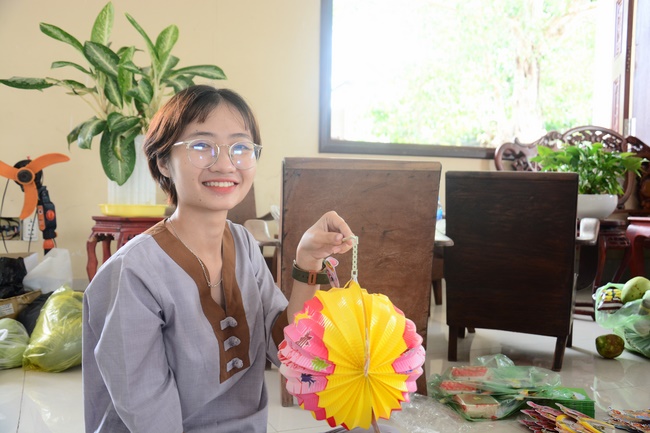 Offering gifts on Mid-Autumn Festival to Ben Tre and Tien Giang provinces