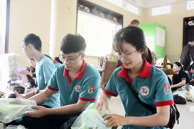 Offering gifts on Mid-Autumn Festival to Ben Tre and Tien Giang provinces