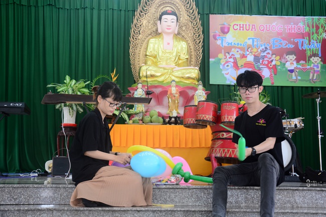 Offering gifts on Mid-Autumn Festival to Ben Tre and Tien Giang provinces