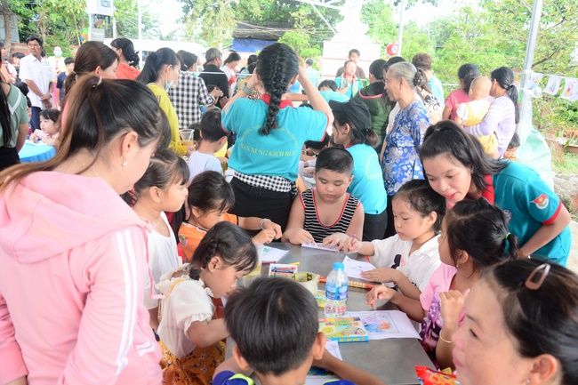 Offering gifts on Mid-Autumn Festival to Ben Tre and Tien Giang provinces