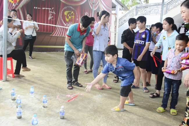 Offering gifts on Mid-Autumn Festival to Ben Tre and Tien Giang provinces