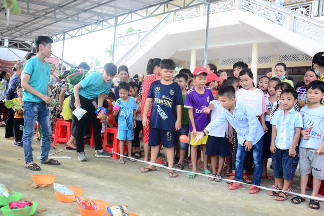 Offering gifts on Mid-Autumn Festival to Ben Tre and Tien Giang provinces