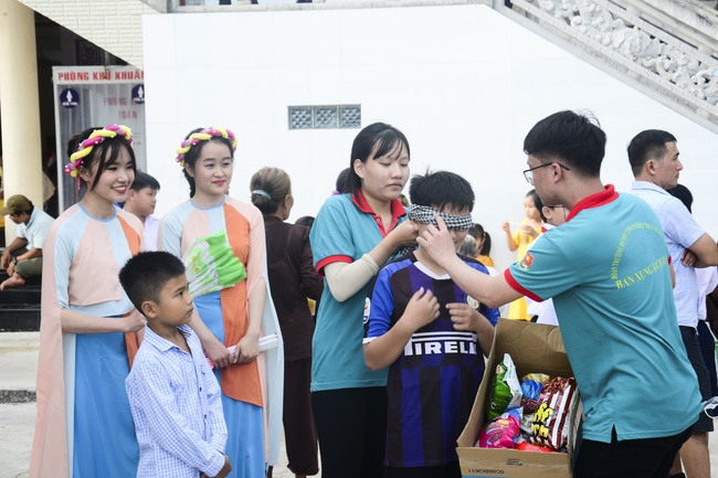 Offering gifts on Mid-Autumn Festival to Ben Tre and Tien Giang provinces
