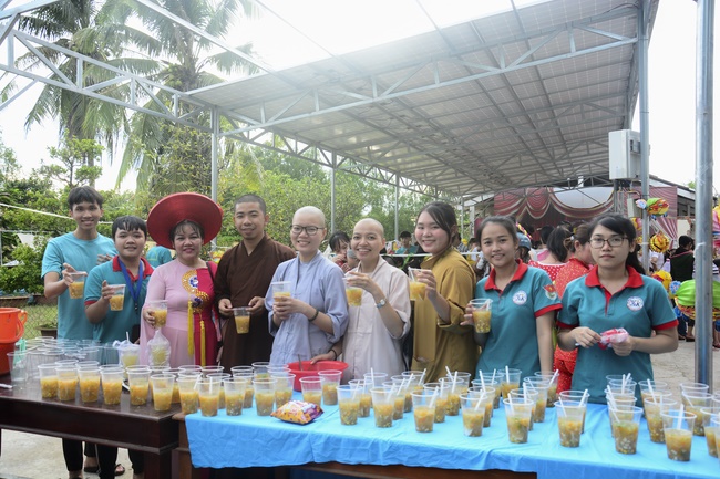Offering gifts on Mid-Autumn Festival to Ben Tre and Tien Giang provinces