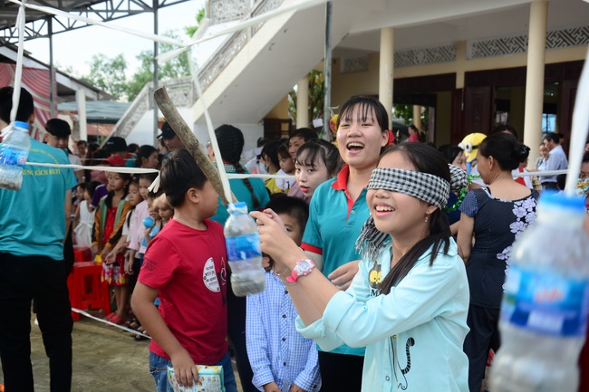 Offering gifts on Mid-Autumn Festival to Ben Tre and Tien Giang provinces