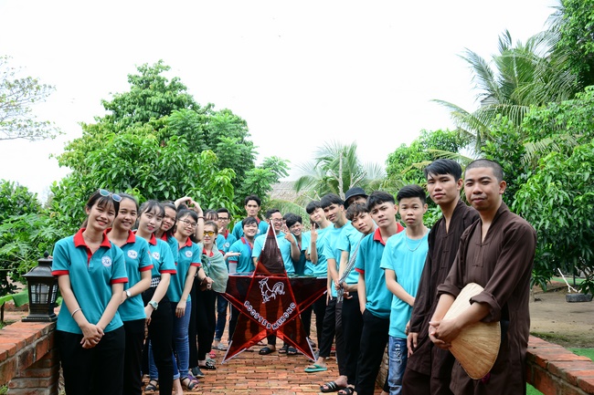 Offering gifts on Mid-Autumn Festival to Ben Tre and Tien Giang provinces