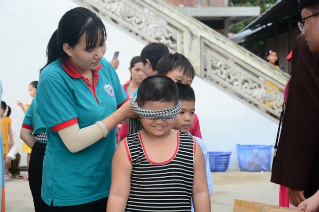 Offering gifts on Mid-Autumn Festival to Ben Tre and Tien Giang provinces