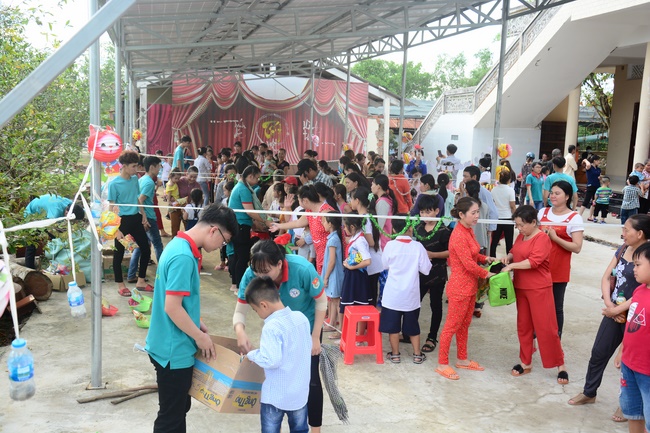 Offering gifts on Mid-Autumn Festival to Ben Tre and Tien Giang provinces