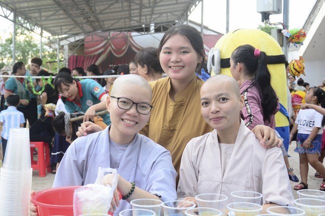 Offering gifts on Mid-Autumn Festival to Ben Tre and Tien Giang provinces