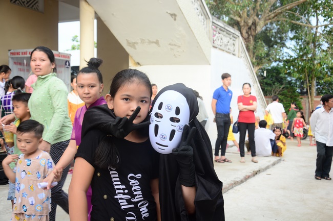 Offering gifts on Mid-Autumn Festival to Ben Tre and Tien Giang provinces