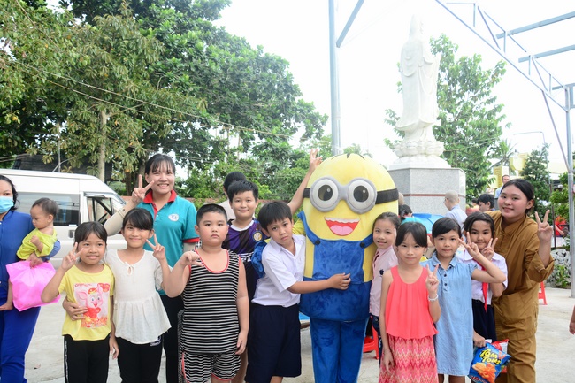 Offering gifts on Mid-Autumn Festival to Ben Tre and Tien Giang provinces