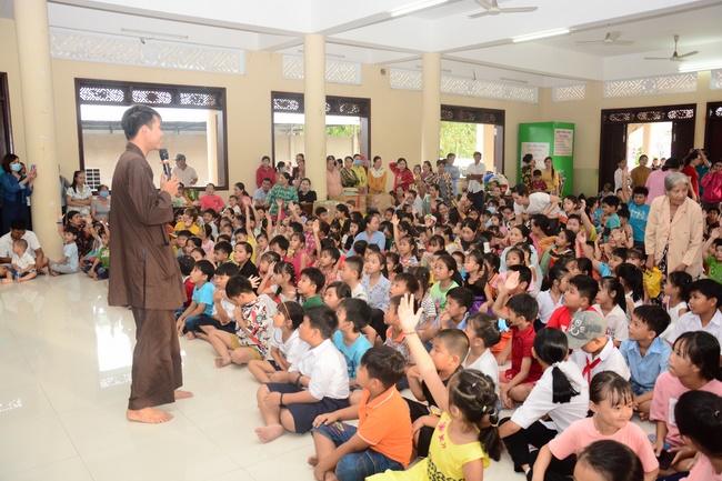 Offering gifts on Mid-Autumn Festival to Ben Tre and Tien Giang provinces