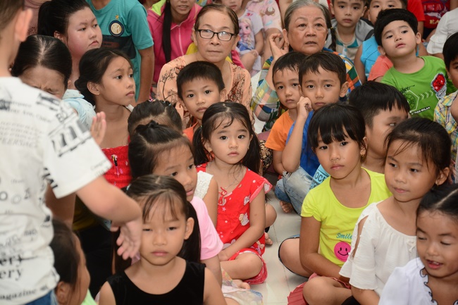 Offering gifts on Mid-Autumn Festival to Ben Tre and Tien Giang provinces