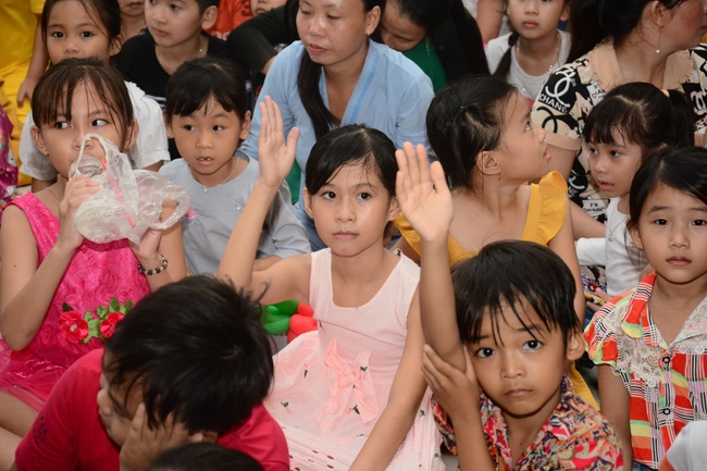 Offering gifts on Mid-Autumn Festival to Ben Tre and Tien Giang provinces