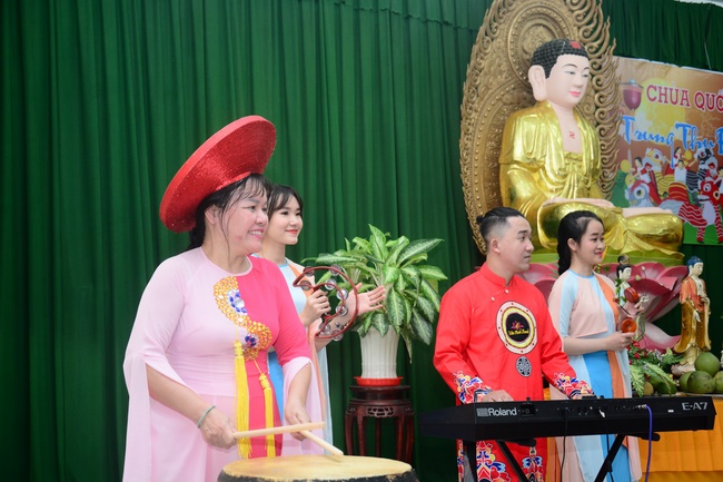 Offering gifts on Mid-Autumn Festival to Ben Tre and Tien Giang provinces