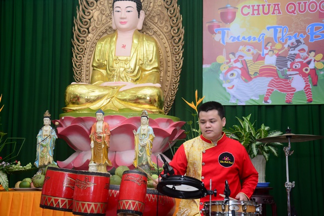 Offering gifts on Mid-Autumn Festival to Ben Tre and Tien Giang provinces