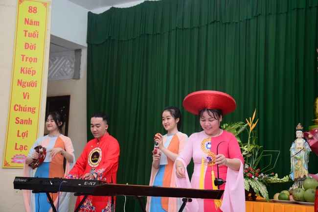 Offering gifts on Mid-Autumn Festival to Ben Tre and Tien Giang provinces