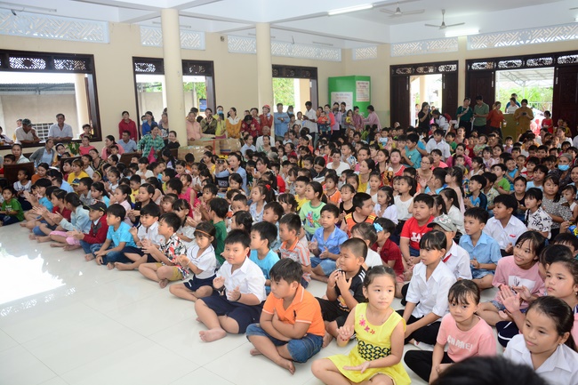 Offering gifts on Mid-Autumn Festival to Ben Tre and Tien Giang provinces