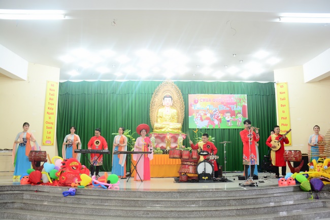 Offering gifts on Mid-Autumn Festival to Ben Tre and Tien Giang provinces