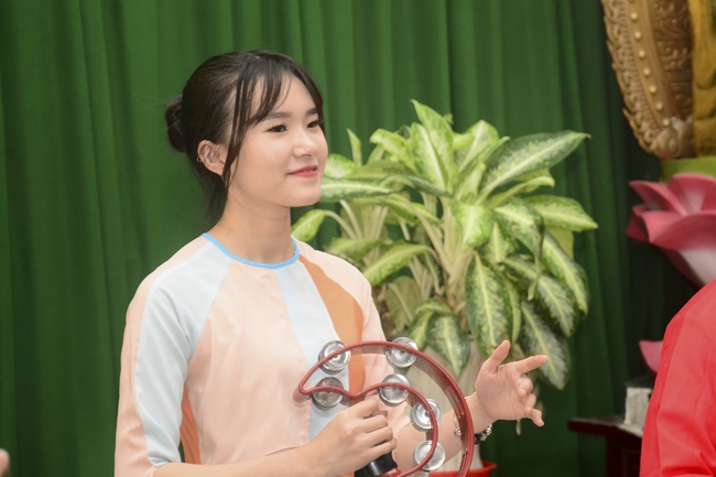 Offering gifts on Mid-Autumn Festival to Ben Tre and Tien Giang provinces