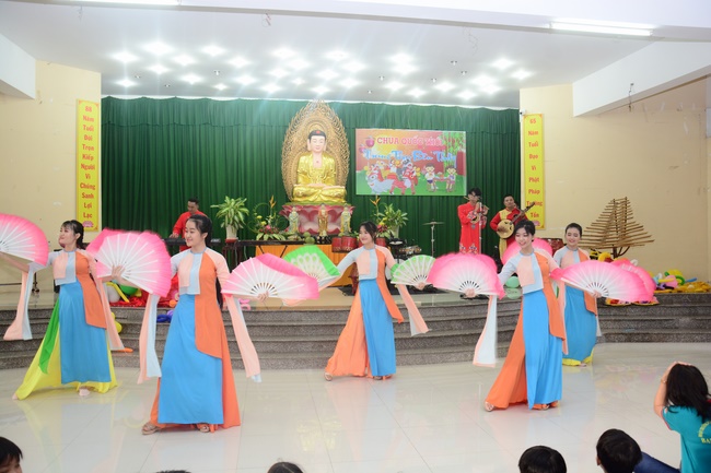 Offering gifts on Mid-Autumn Festival to Ben Tre and Tien Giang provinces