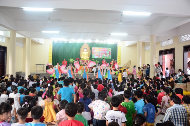 Offering gifts on Mid-Autumn Festival to Ben Tre and Tien Giang provinces