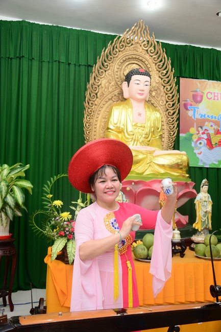 Offering gifts on Mid-Autumn Festival to Ben Tre and Tien Giang provinces
