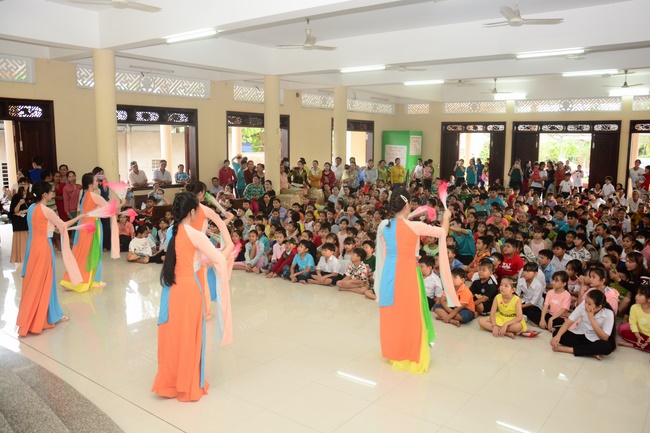 Offering gifts on Mid-Autumn Festival to Ben Tre and Tien Giang provinces